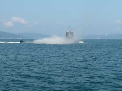 2008年10月8日（水）生まれて初めて見た潜水艦が潜る光景です