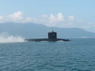 2008年10月8日（水）潜水艦の横を通り抜けました