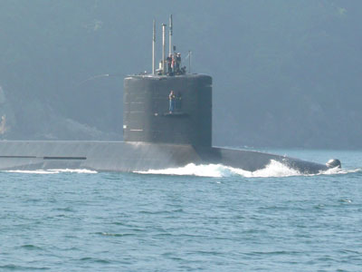 2008年10月8日（水）潜水艦には見張り役の方が数名見えました
