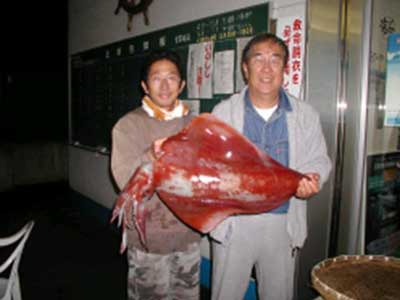 2008年11月16日（日）マリーナより出船され巨大なイカの8.2kgを釣られました